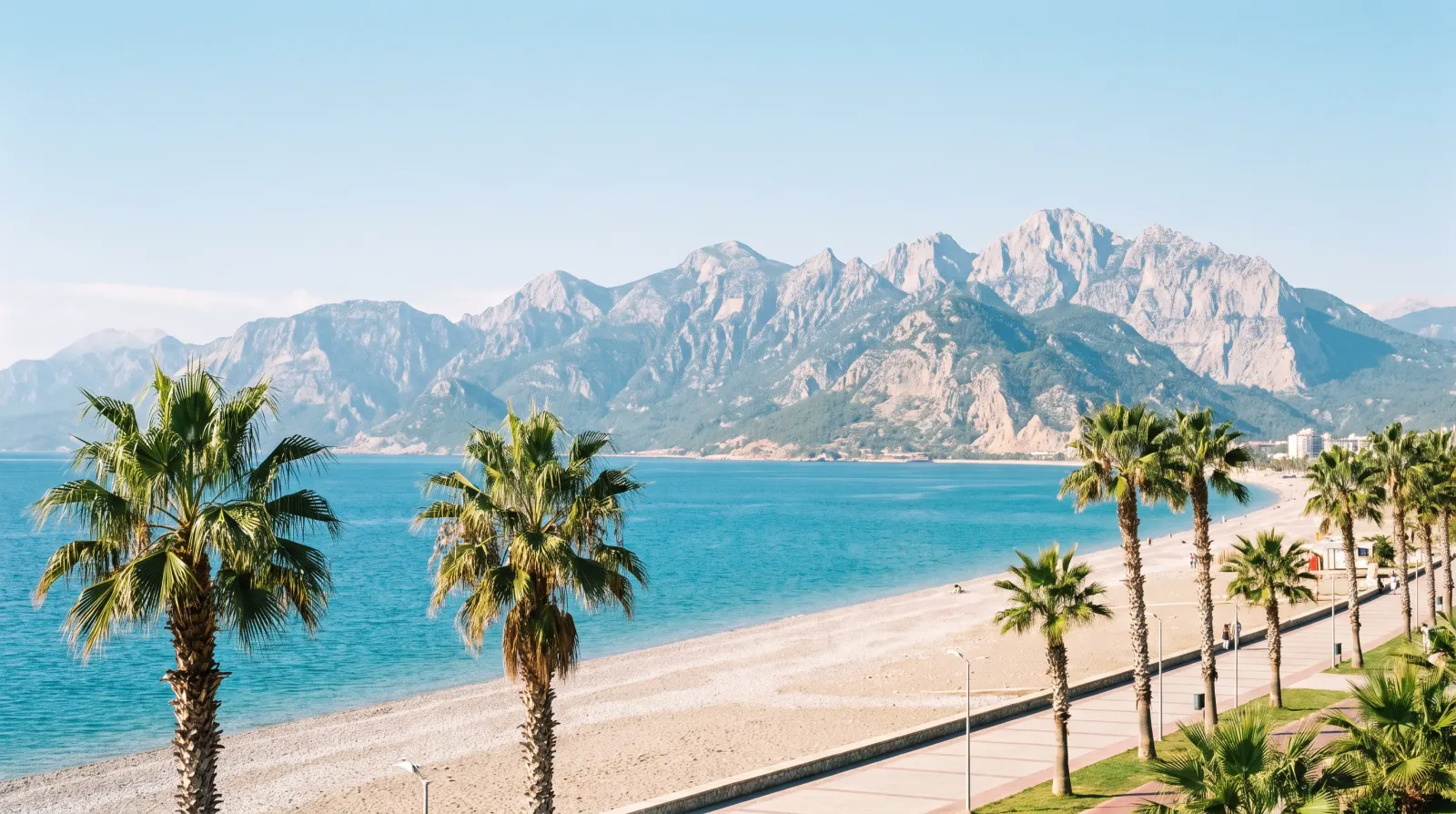 La plage de Konyaaltı à Antalya, avec les montagnes du Taurus à l’arrière